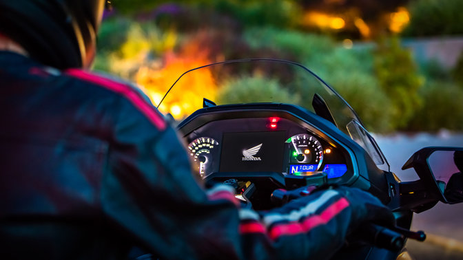 Vista dettagliata del quadro strumenti di una Honda Gold Wing.