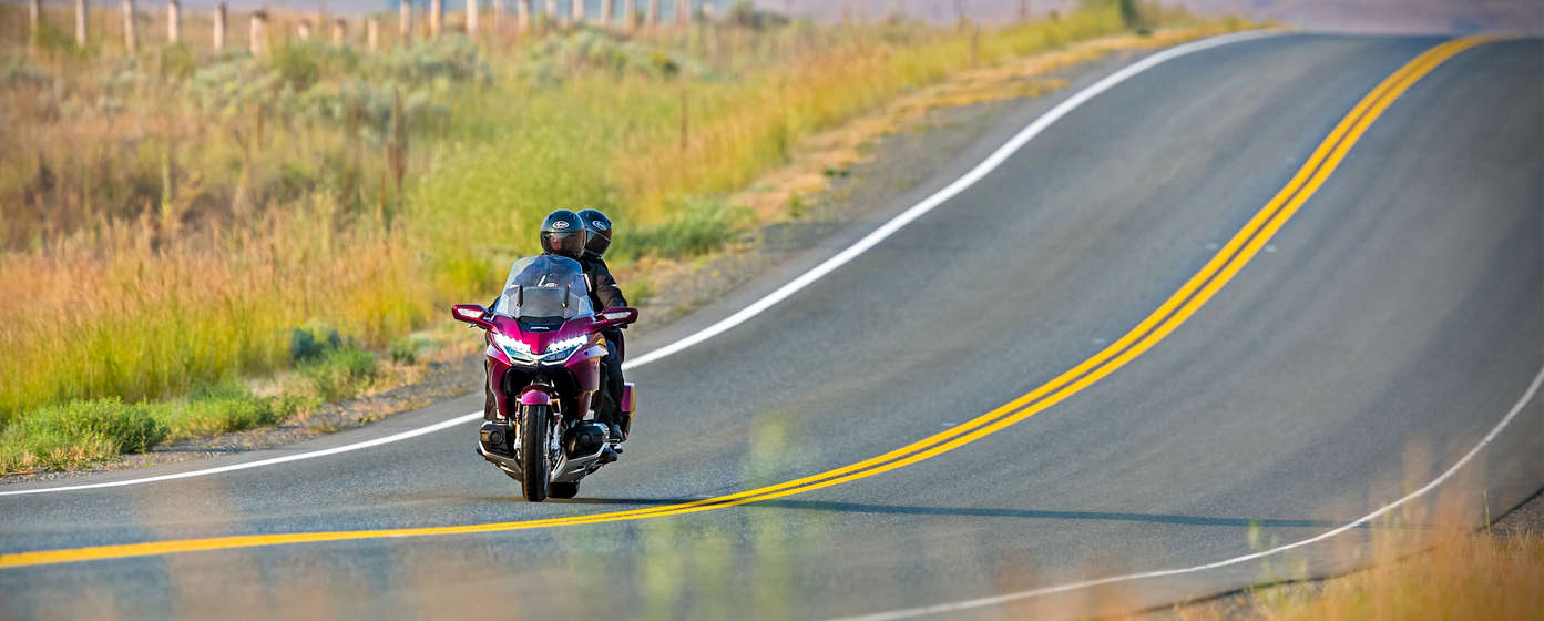 Conducente e passeggero su una Honda Goldwing.