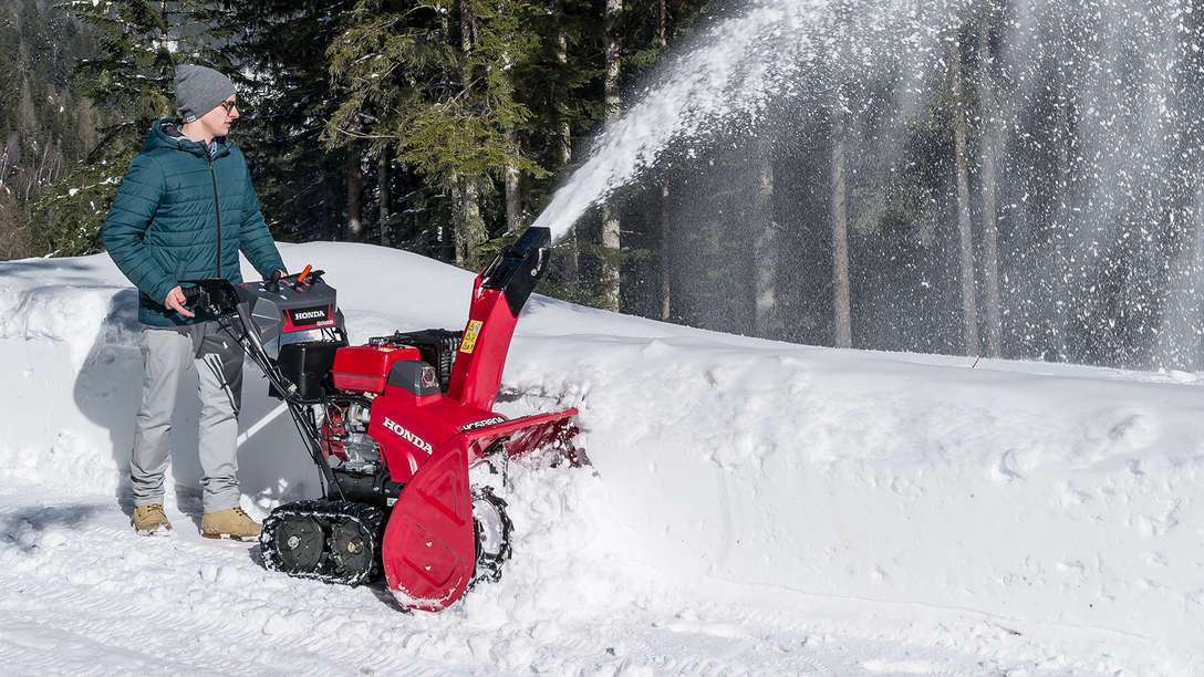 Spazzaneve Serie 13 utilizzato da un operatore, sulla neve.