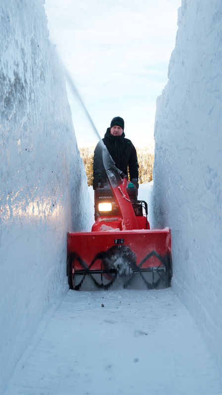 Spazzaneve utilizzato da un operatore, sulla neve.