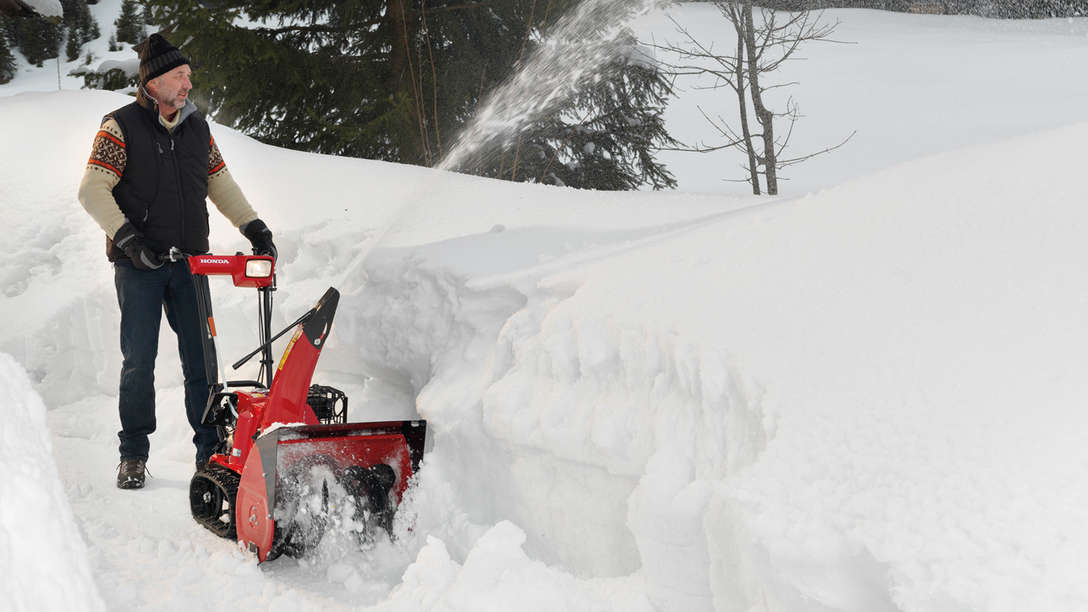 Spazzaneve Serie 6 utilizzato da un operatore, sulla neve.