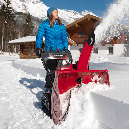 Spazzaneve Serie 7 utilizzato da un operatore, sulla neve.