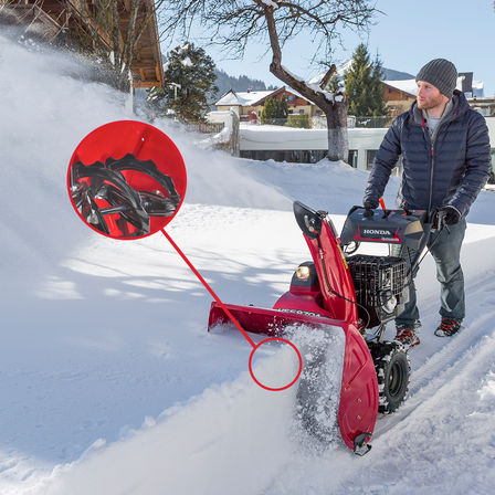 Spazzaneve Serie 9 utilizzato da un operatore, sulla neve.