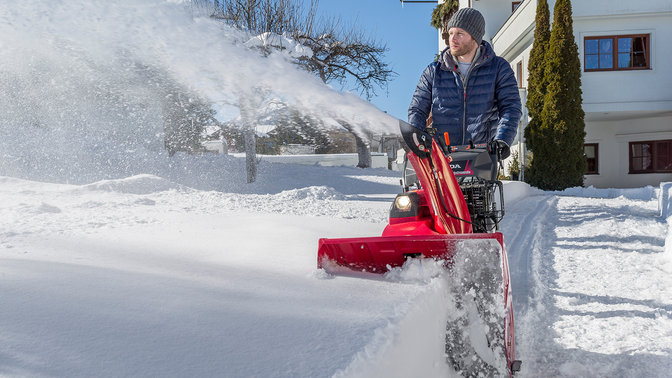 Spazzaneve Serie 9 utilizzato da un operatore, sulla neve.