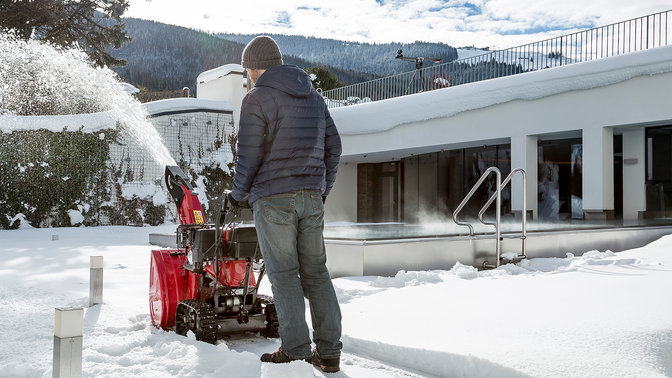 Spazzaneve Serie 9 utilizzato da un operatore, in montagna.