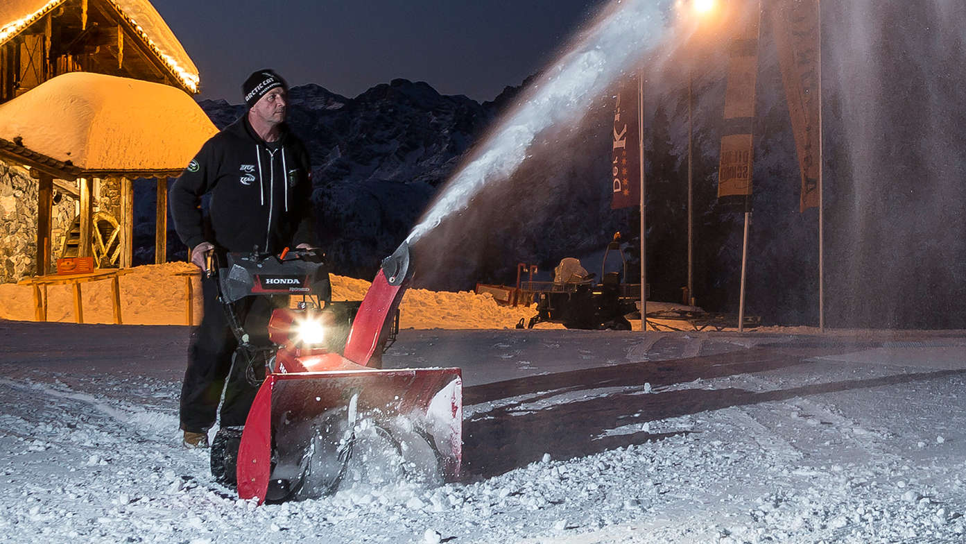 A sinistra: spazzaneve Serie 9 utilizzato da un operatore, in montagna. A destra: dettaglio del faro.