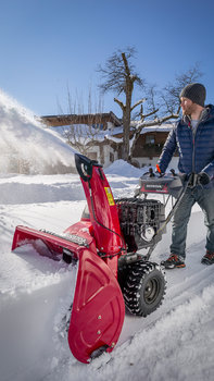 Spazzaneve Serie 9 utilizzato da un operatore, sulla neve.