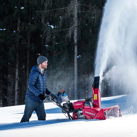 Spazzaneve Serie 9 utilizzato da un operatore, sulla neve.