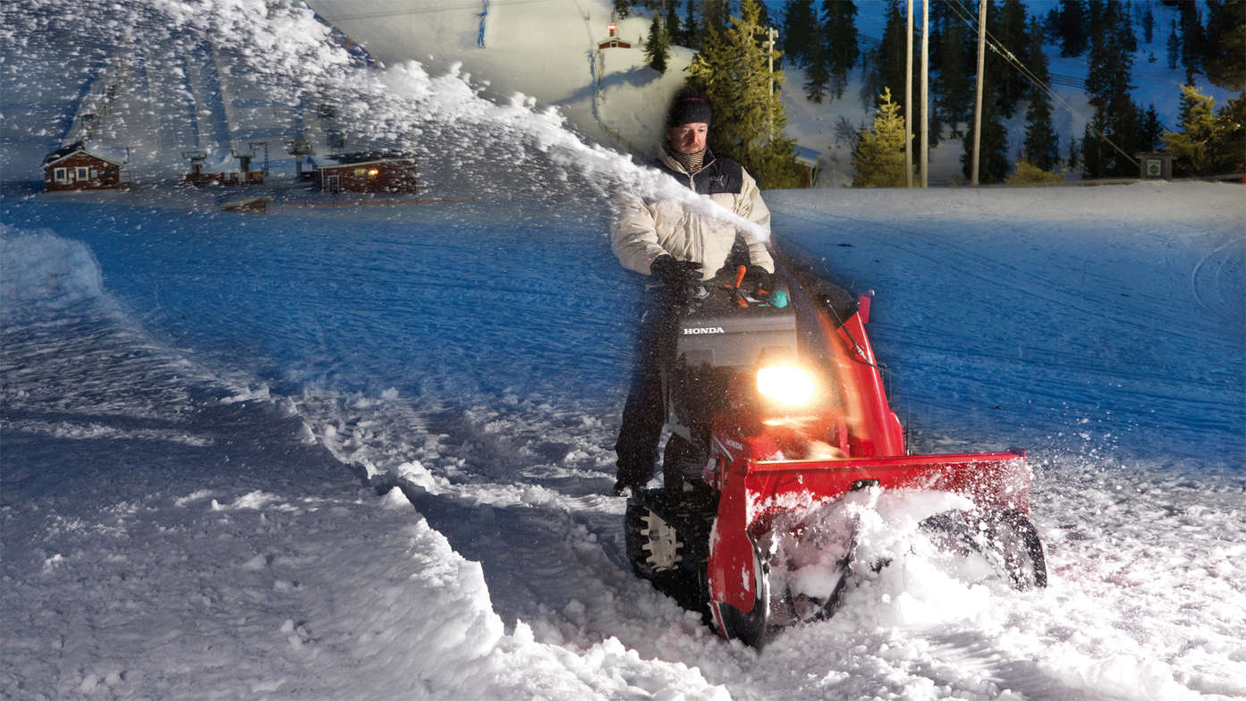 Spazzaneve ibrido, utilizzato da un operatore, in montagna.