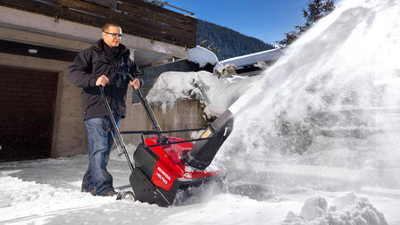 Spazzaneve mono-stadio utilizzato da un operatore, sulla neve.