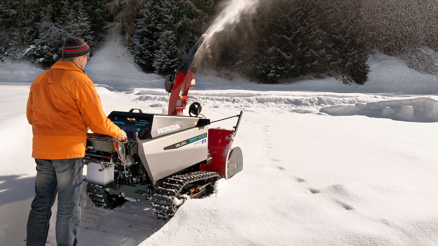 Spazzaneve Honda utilizzato da un operatore, sulla neve.