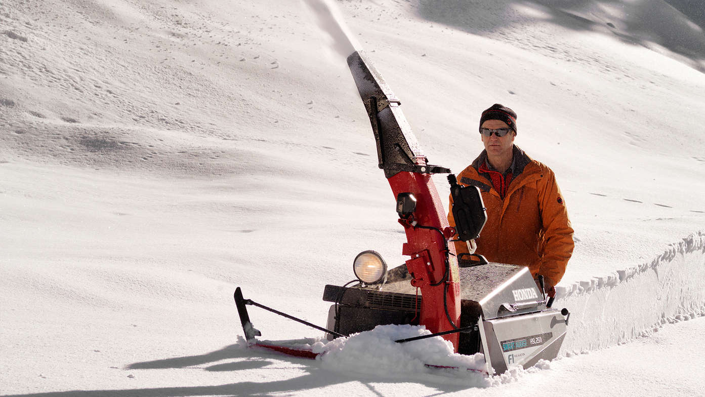 Spazzaneve Honda utilizzato da un operatore, sulla neve.