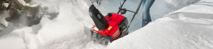 Spazzaneve utilizzato da un operatore, sulla neve.