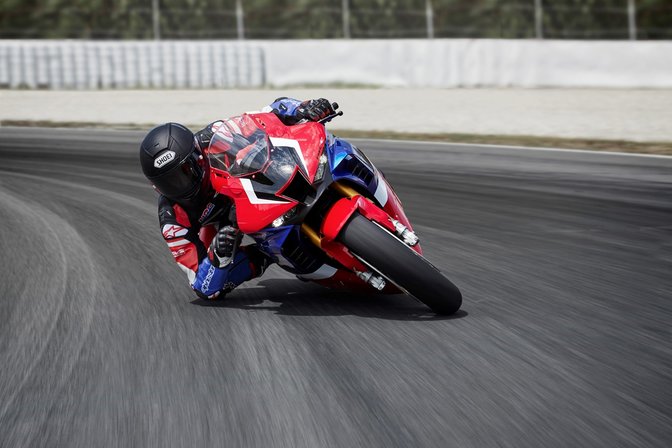 Honda CBR1000RRR Fireblade e Honda CBR1000RRR Fireblade SP su pista.