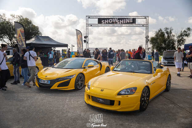 Una Honda NSX e una S2000 gialle in esposizione all'Honda Euro Meet 2024, con passanti intorno