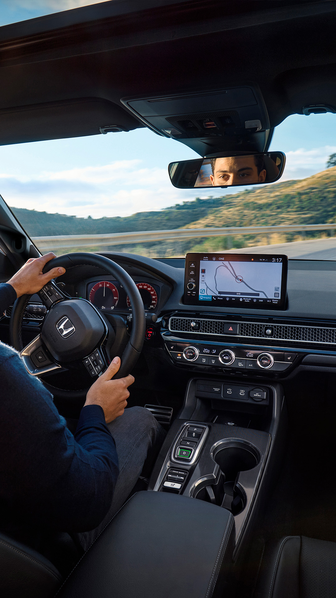 Vista dell'interno della Civic con un uomo al volante