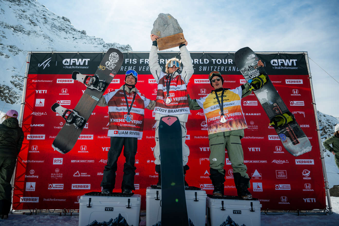Tre snowboarder festeggiano il loro podio all'Xtreme Verbier by Honda