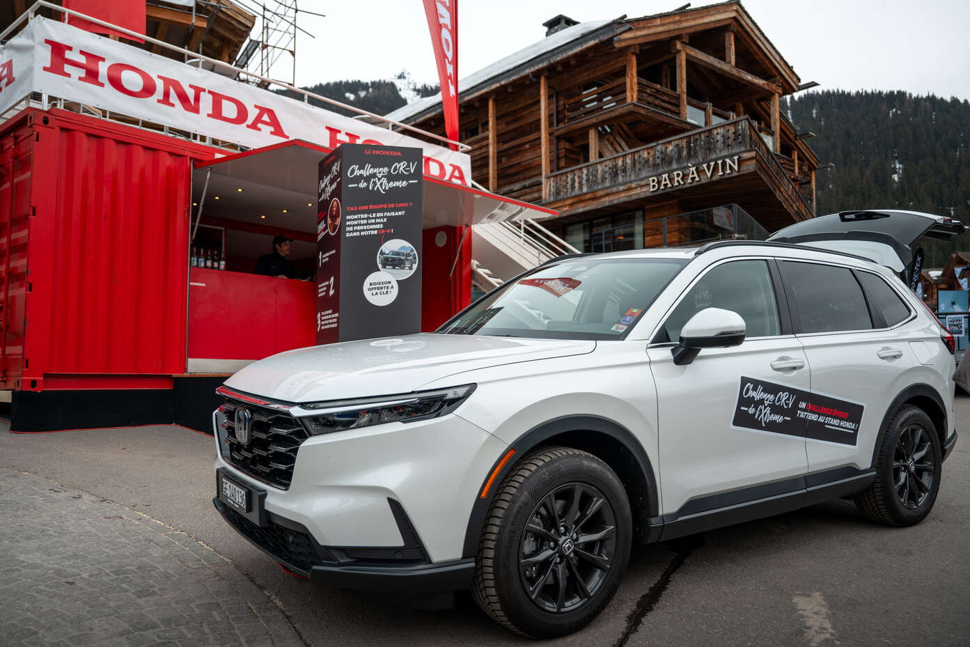 Stand Honda sulla rue de Médran a Verbier con il CR-V ibrido in primo piano