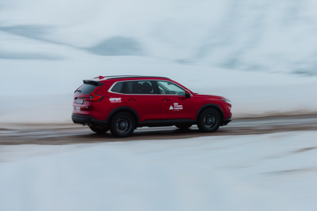 CR-V 4x4 rosso adesivo Freeride World Tour su una strada innevata