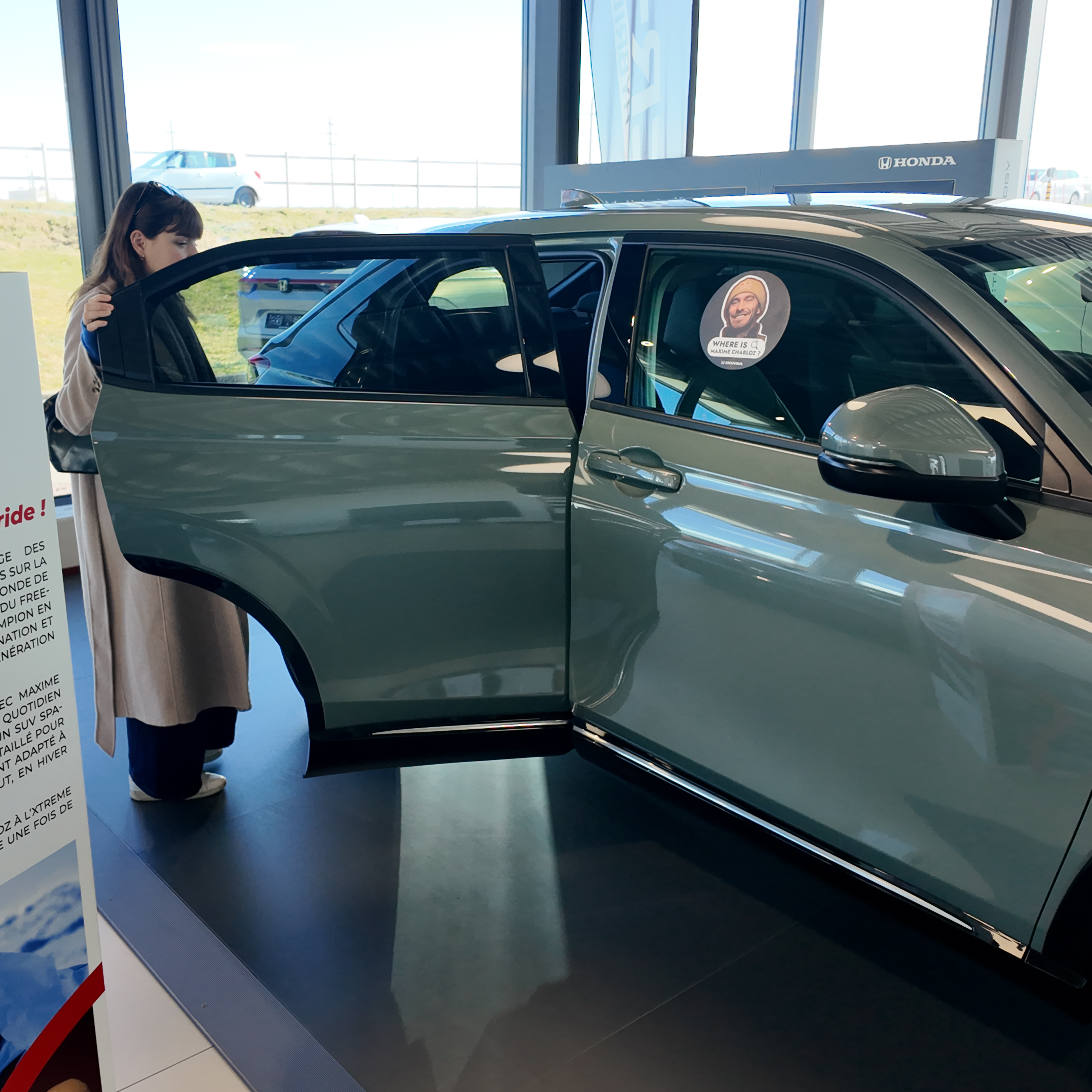 Honda HR-V in concessionaria con un adesivo “Where is Maxime”