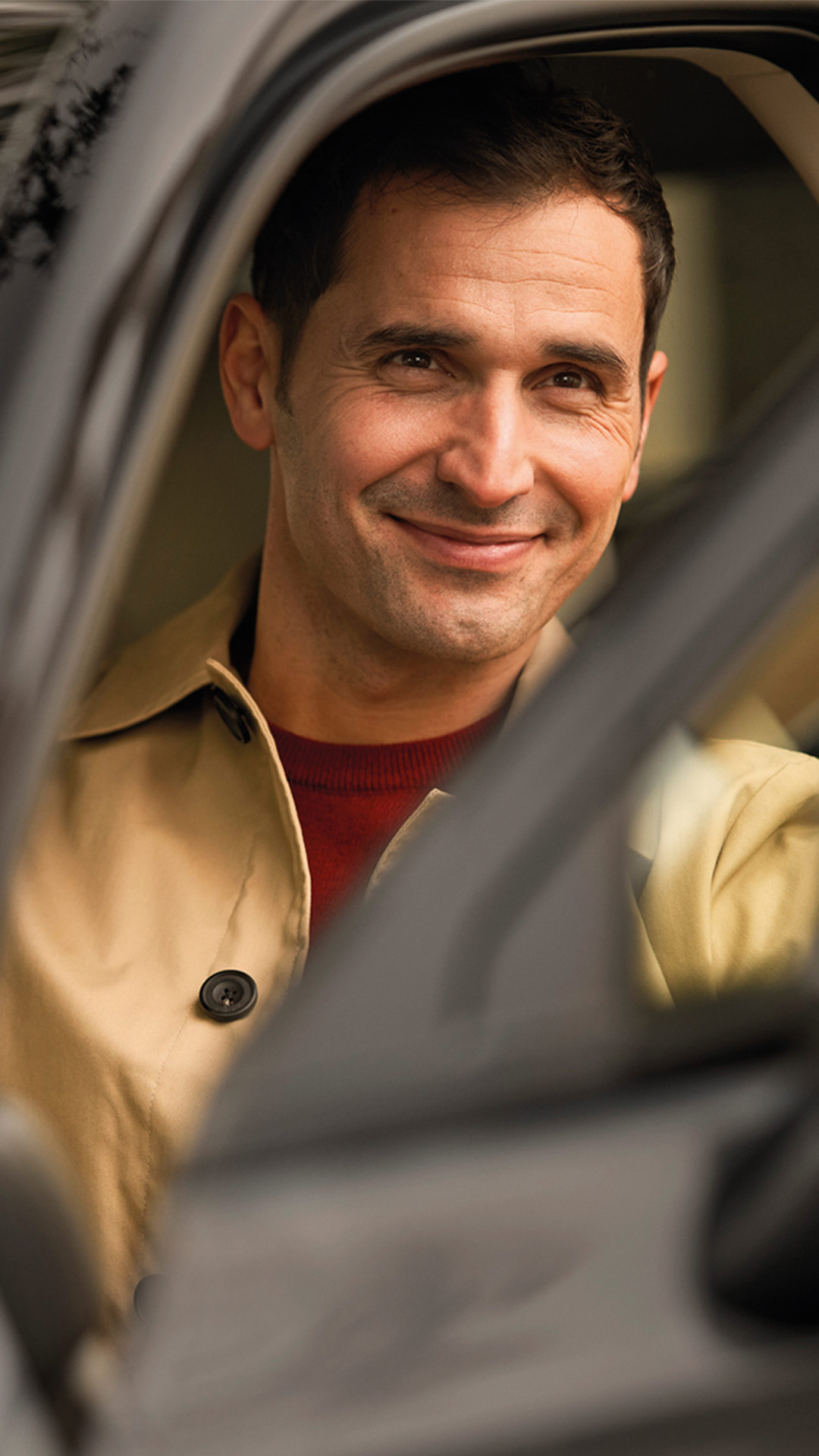 Un uomo sorridente al volante di un'auto Honda