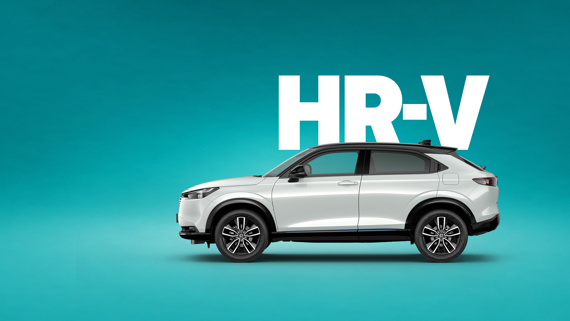 Una HR-V bianca su uno sfondo blu sfumato con la scritta “HR-V” sullo sfondo