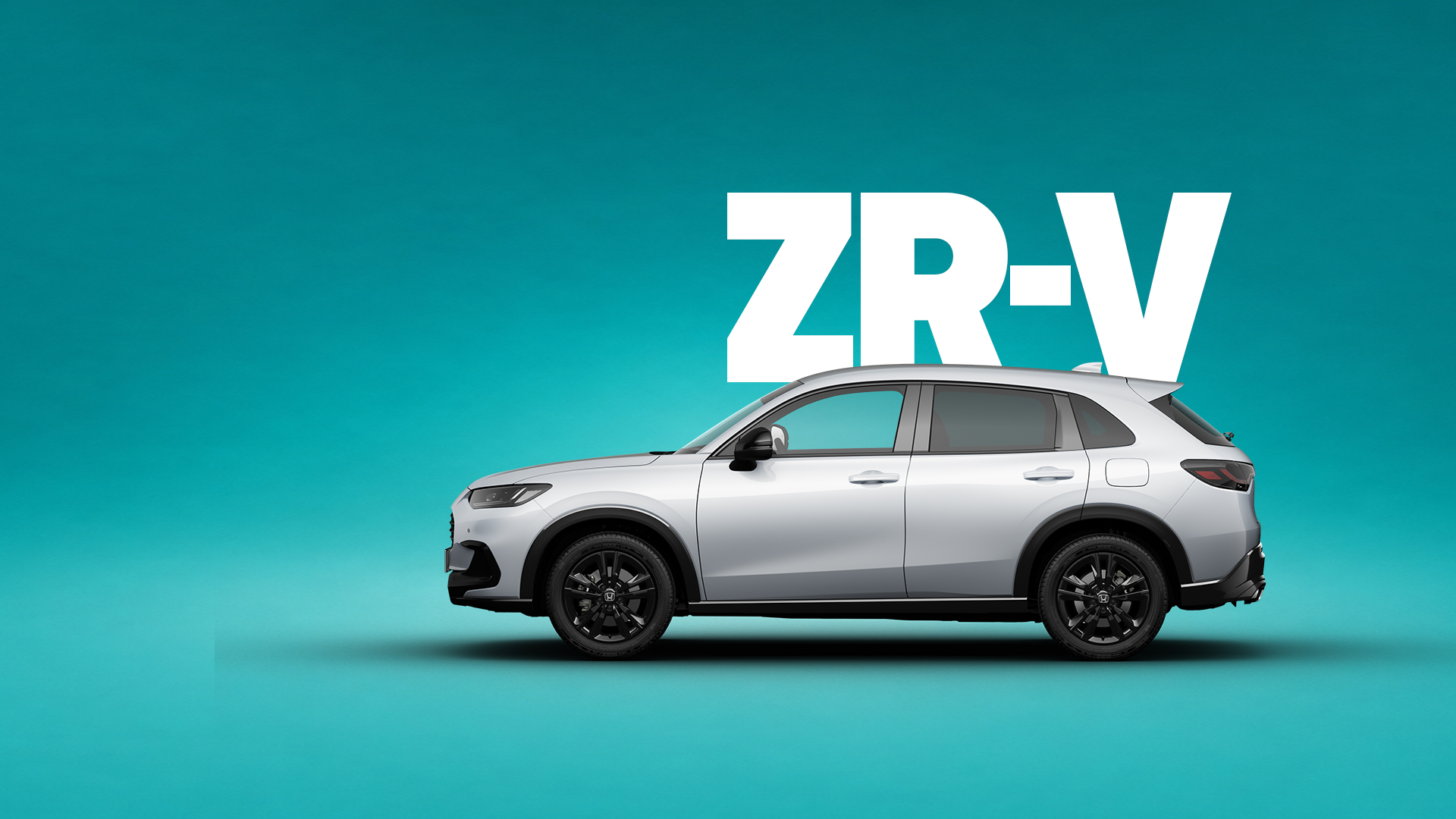 Uno ZR-V bianco su sfondo blu e con ZR-V scritto sullo sfondo