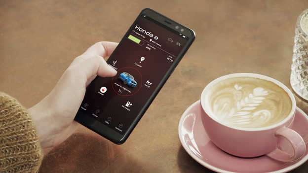 Una proprietaria di Honda utilizza l'applicazione My Honda+ sul suo telefono.