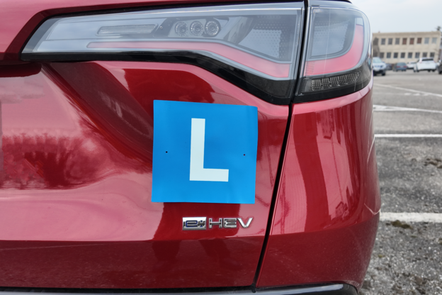 Cartello L sul retro di un'auto Honda