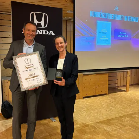 Il rivenditore svizzero mentre riceve il premio per le vendite. 