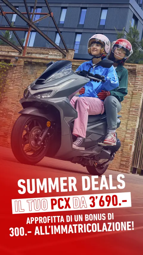 Modelli alla guida di uno scooter PCX125 in un contesto urbano.